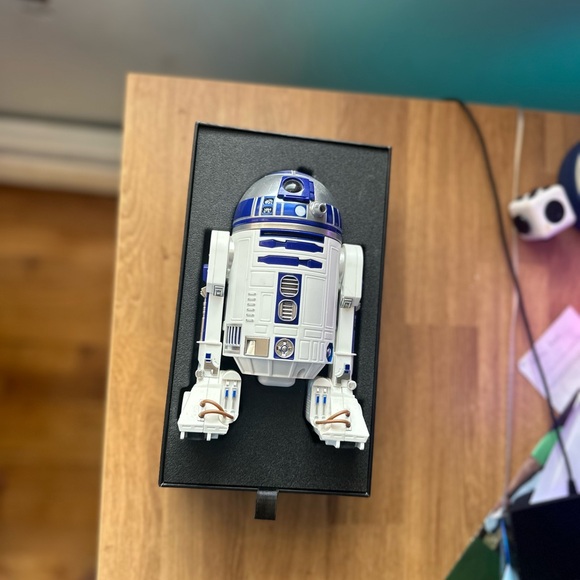 App enabled controllable R2D2 - Picture 5 of 6